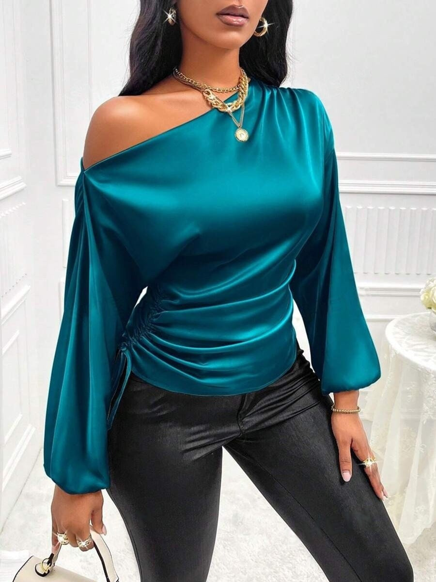 Blusa satinada de manga larga y cuello asimétrico