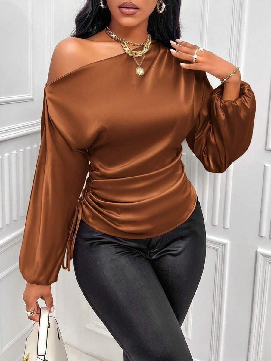 Blusa satinada de manga larga y cuello asimétrico