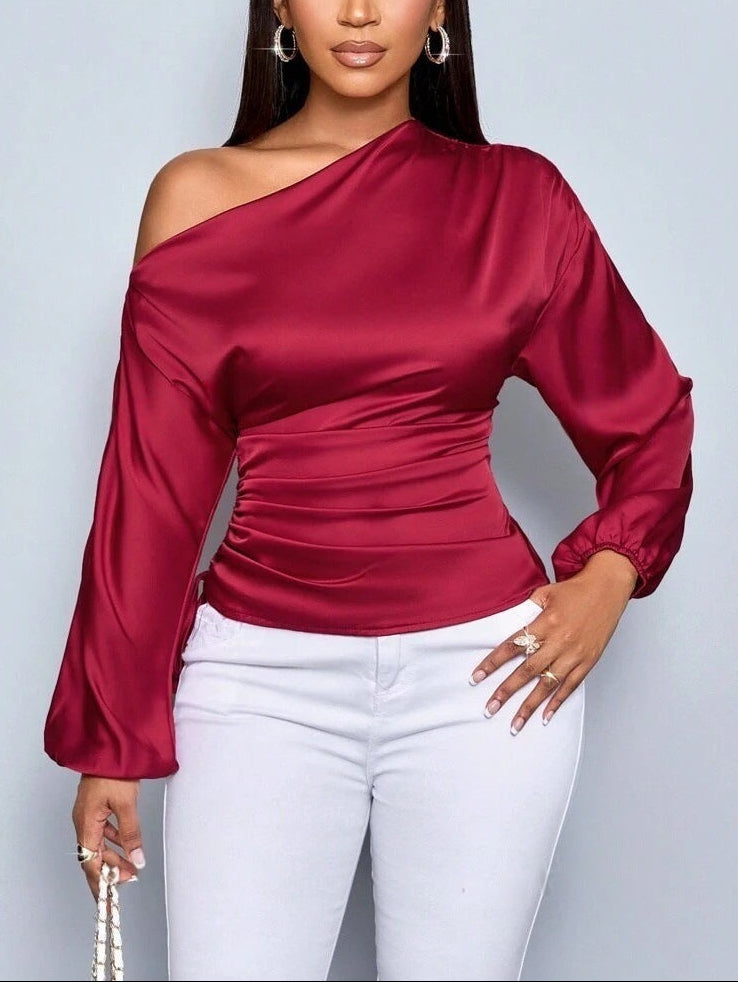 Blusa satinada de manga larga y cuello asimétrico
