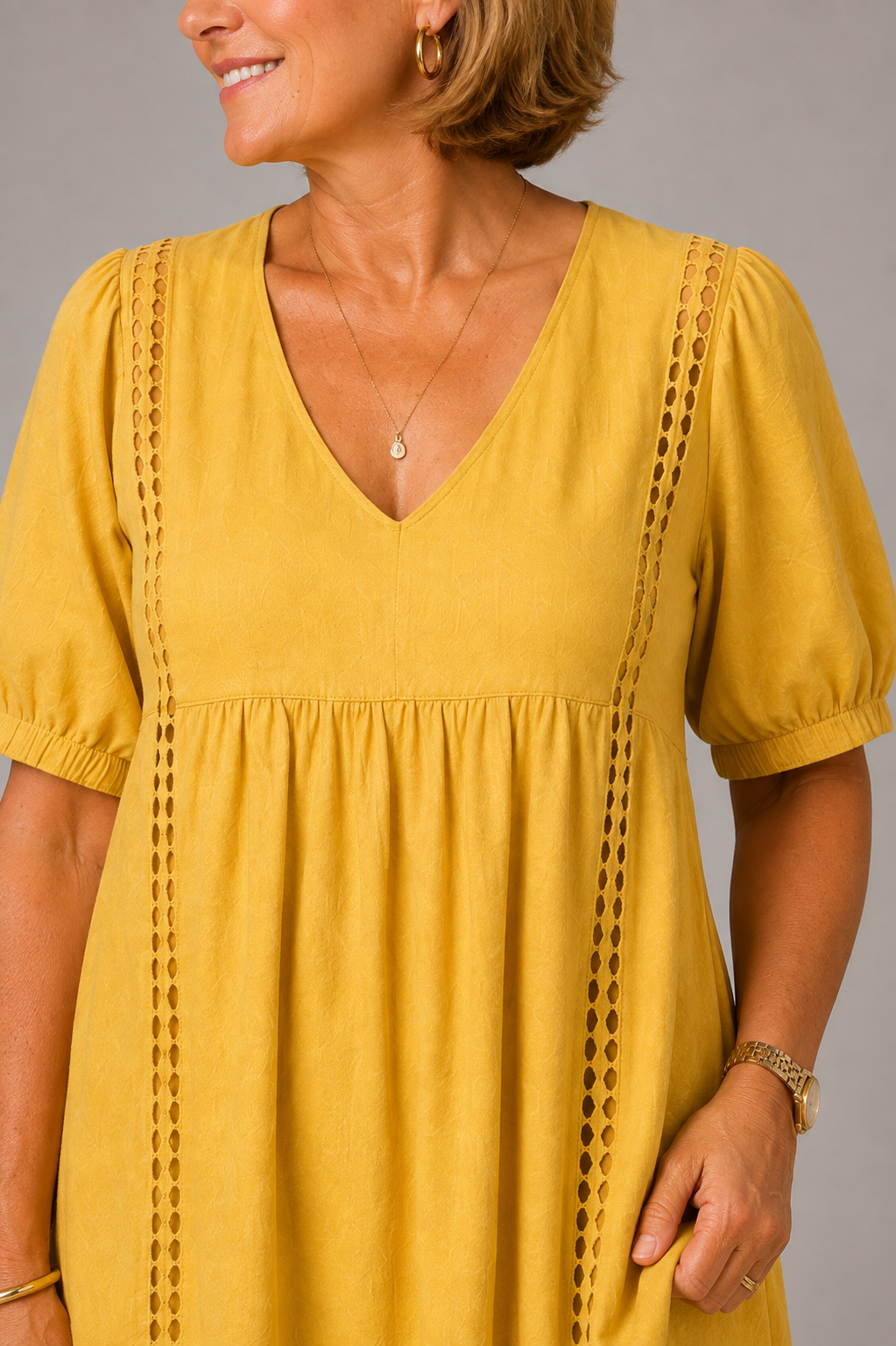 Nuria | Vestido elegante amarillo con detalles calados