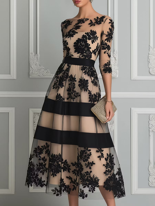 Vestido midi de encaje negro con corte evasé