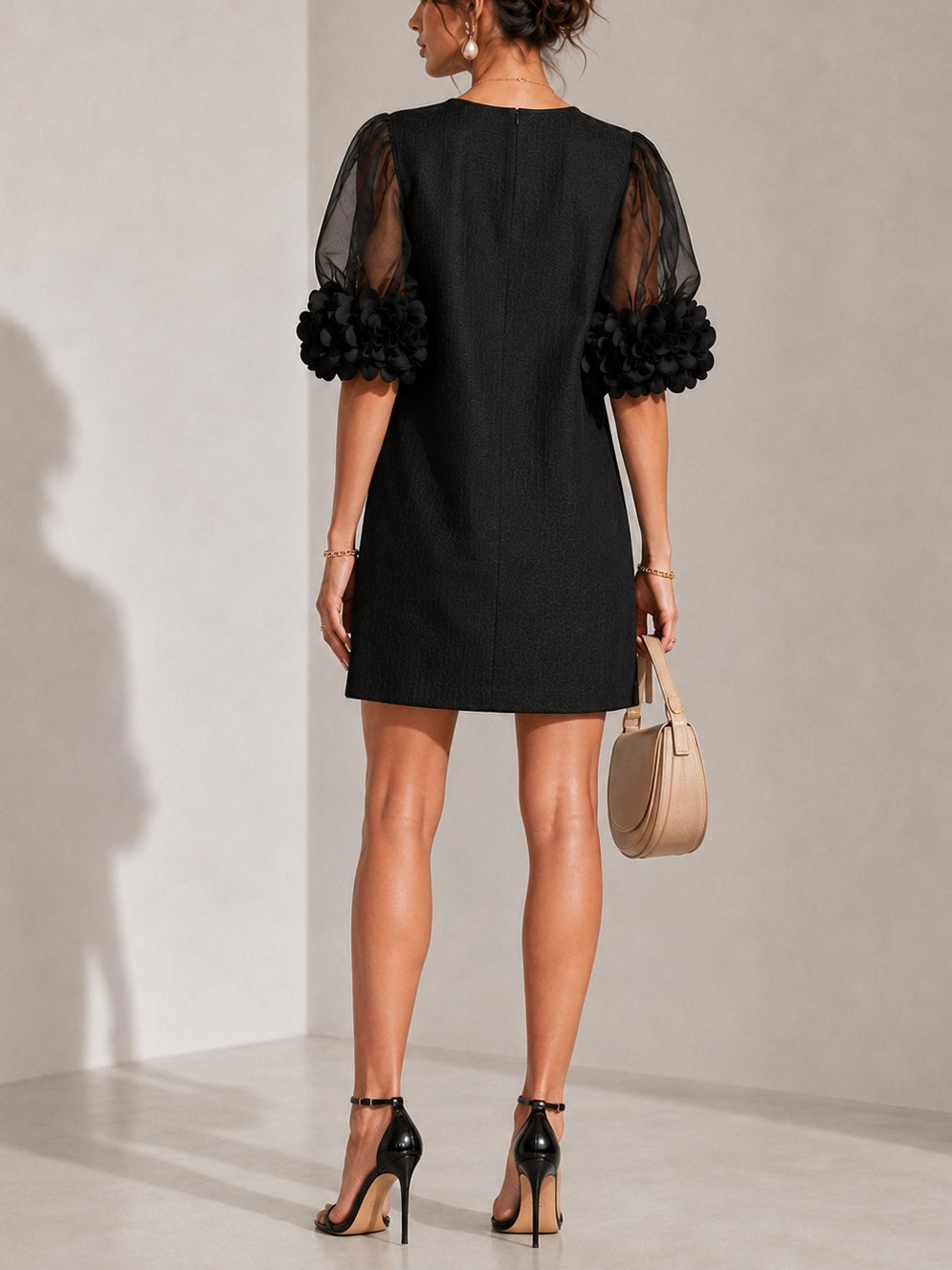 Rosario | Vestido corto con mangas de organza y flores
