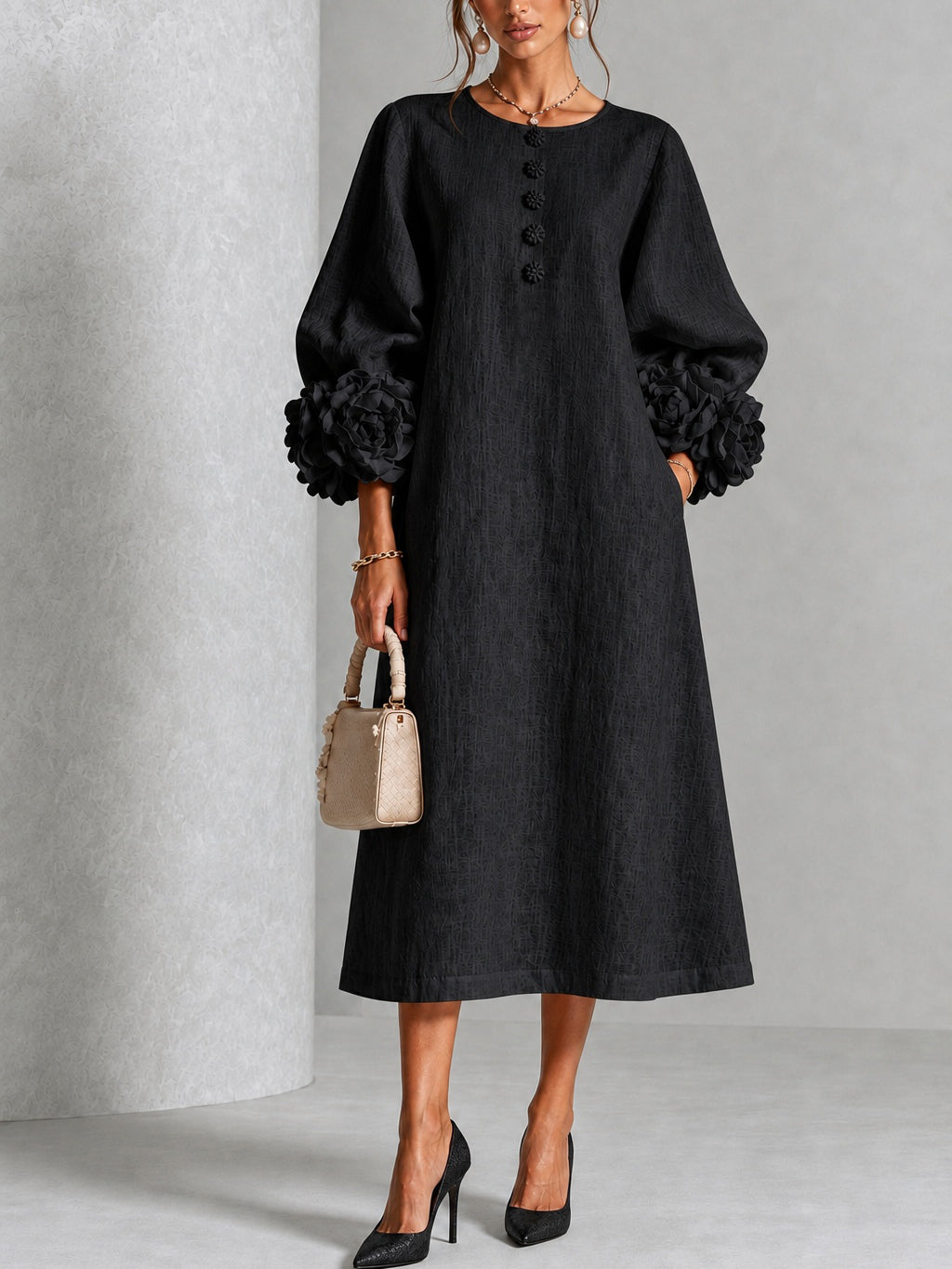 Vestido midi negro con botones y flores