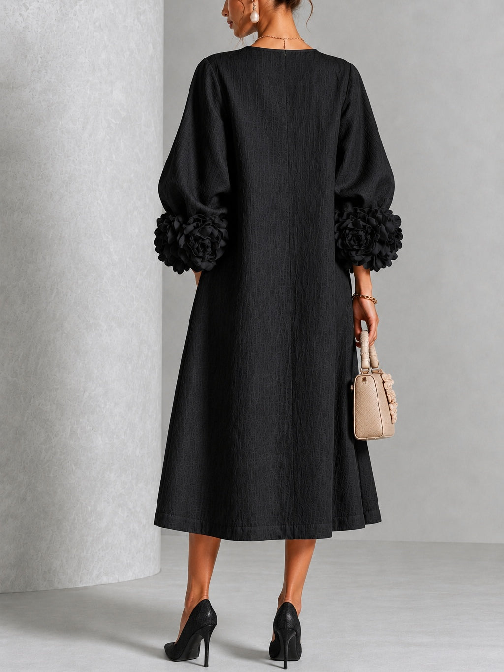 Vestido midi negro con botones y flores
