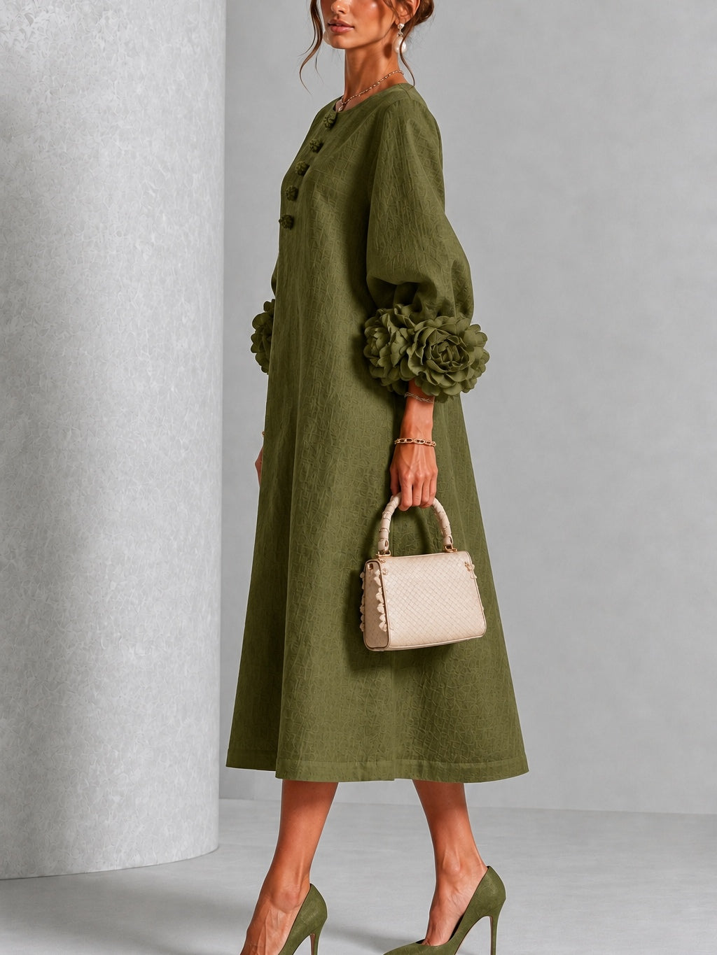 Vestido midi verde oliva con botones y flores